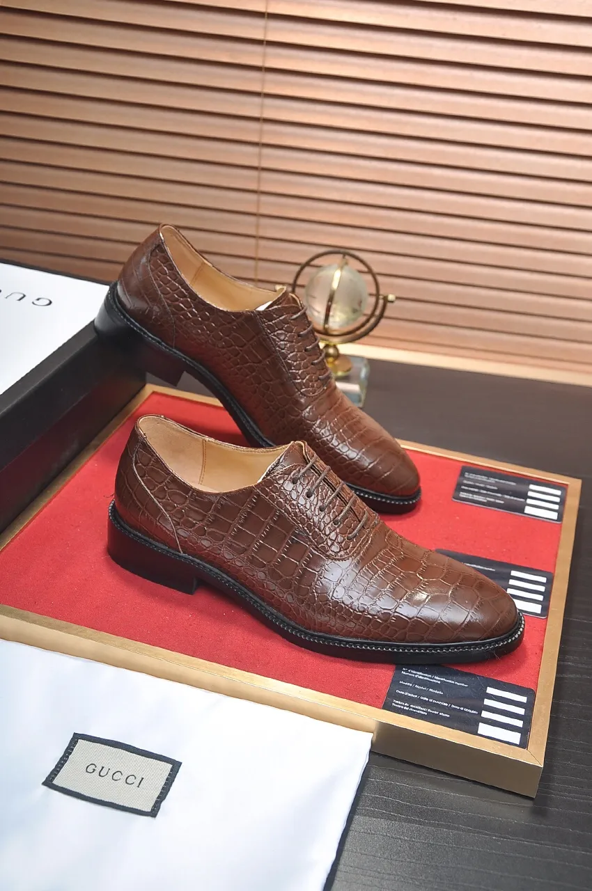 Men's shoes💰540💶Italy's top luxury men's shoe giant (GUCCI) (Gucci) (full cowhide lining) new arrival🍃Original European style🔰 Pleasant to the eye😍In order to make the shoes more durable and non-deformable🌀The production continues to follow traditional methods but there is still no lack of innovation💪Choose original sheepskin for the leather♻️ Smooth and natural And extra bright ⭐Made of imported cowhide, the first choice of rich people 38-45 (45 customized)